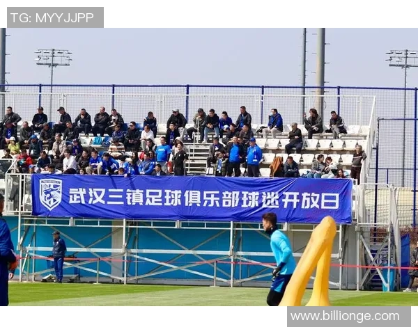 球迷热情索要足球球星签名引发互动温情瞬间全场掌声不断